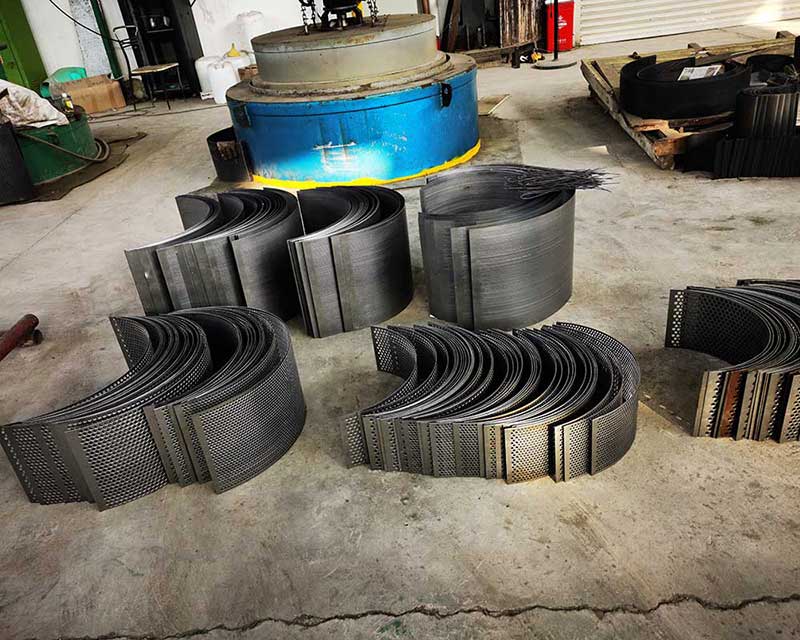 Final quality inspection and anti-rust packaging of hammer mill screens at AGRO-GREENGO