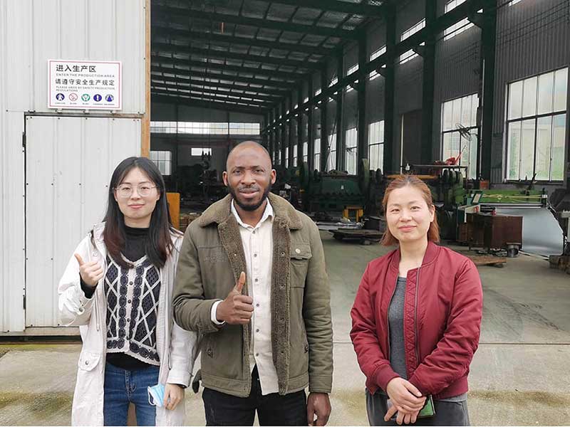 GRO-GREENGO staff and visiting clients share a group photo at the factory gate after a comprehensive production tour.